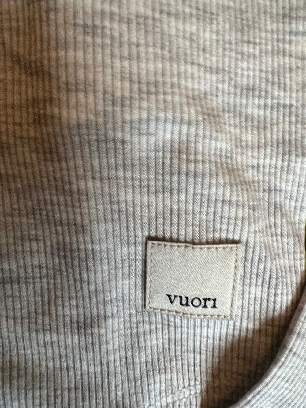 Vuori Heather Grey Long Sleeve Pose Scoop Neck Tee Size Small New With Tags NWT - Picture 5 of 6
